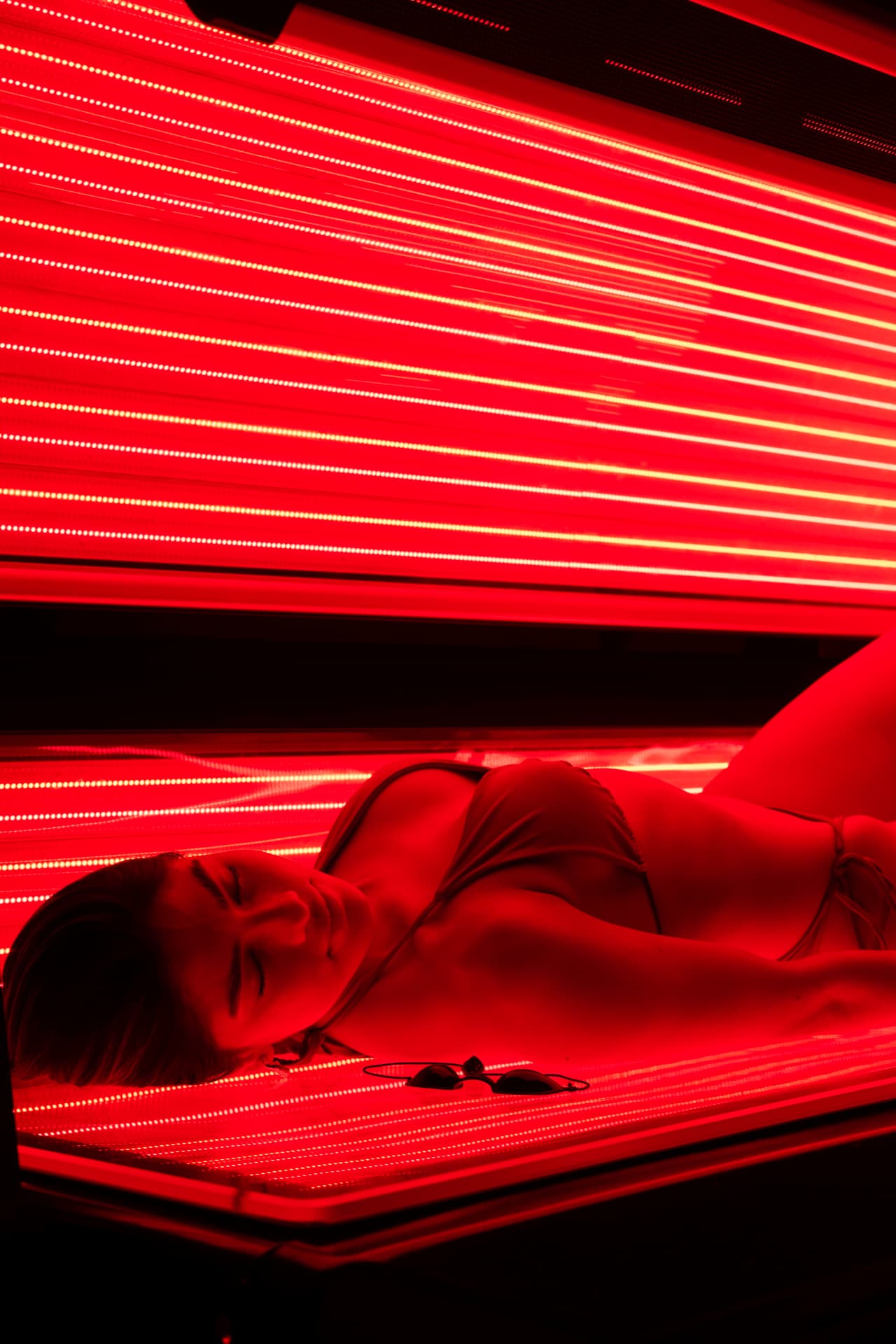 Eterna guest using red light therapy